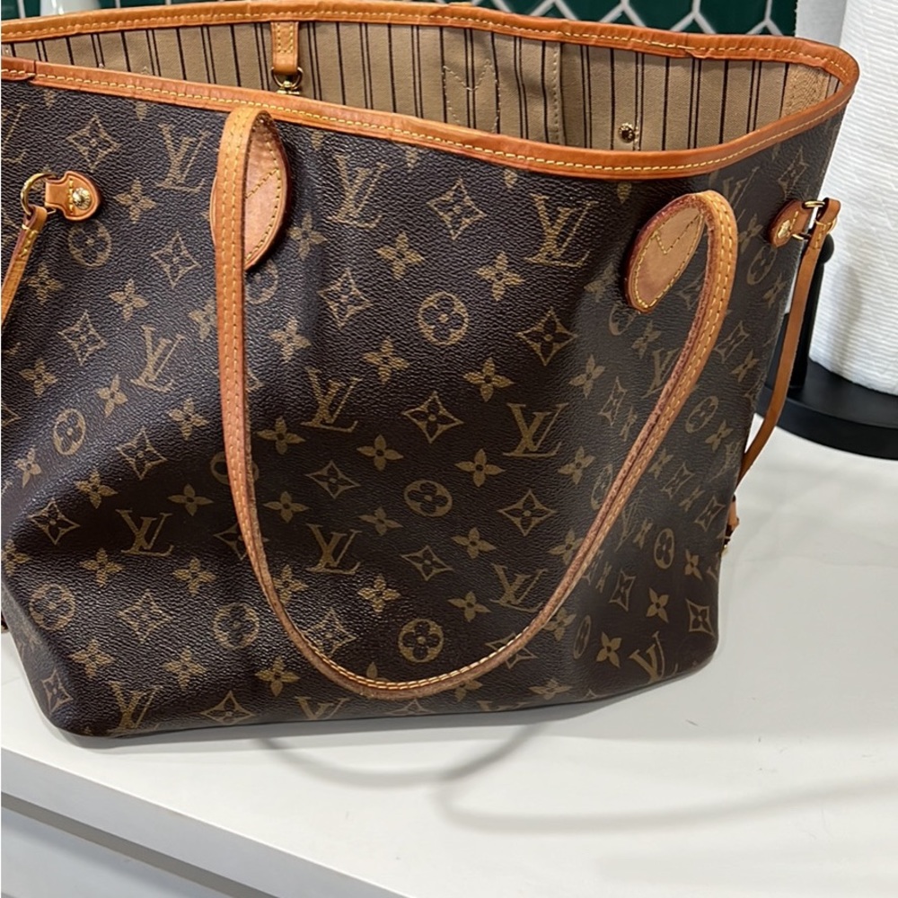 Louis Vuitton neverfull mm. I’m listing for $600. it has stains in the bottom.